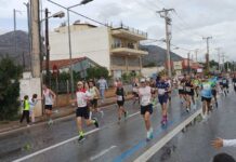 Πέρασαν τη Νέα Μάκρη οι πρώτοι αθλητές: Φωτογραφίες και βίντεο από τον Μαραθώνιο