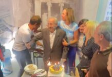 Ο Στέλιος Πρασσάς έγινε 94 και το γιόρτασε με μια φανταχτερή τούρτα (vid)