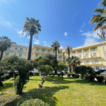 Νηρέας: Η ιστορία του ξενοδοχείου στη Νέα Μάκρη όπου γίνονται τα γυρίσματα με τον Μπραντ Πιτ