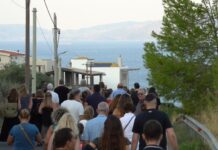 Συγκινητικές στιγμές στο Μάτι: Ο δρόμος της φωτιάς και τα 104 φαναράκια (vids)