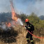 Συναγερμός στην Πυροσβεστική για φωτιά στον Μαραθώνα – Καίει καλαμιές