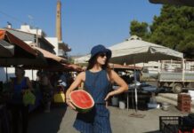 Μία φωτογράφιση ρούχων στη λαϊκή της Νέας Μάκρης (δείτε φωτογραφίες)