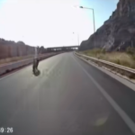 Βίντεο – σοκ: Μοτοσικλετιστής προσπερνά με ταχύτητα που κόβει την ανάσα