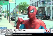 Ένας «Spider-Man» πετάχτηκε για να βοηθήσει άνδρα με αναπηρικό αμαξίδιο