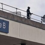 Σάλος στην Ουαλία με 26χρονο που ανέβηκε σε οροφή νοσοκομείου ντυμένος Χάρος