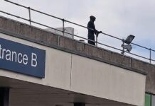 Σάλος στην Ουαλία με 26χρονο που ανέβηκε σε οροφή νοσοκομείου ντυμένος Χάρος