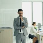 «Μήπως είμαι τελικά άσχετος;»: Γιατί επιτυχημένοι άνθρωποι νιώθουν «απατεώνες» Εργαζόμενος σε επαγγελματικό περιβάλλον με άγχος και αυτοαμφισβήτηση