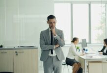 Εργαζόμενος σε επαγγελματικό περιβάλλον με άγχος και αυτοαμφισβήτηση