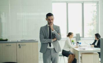 Εργαζόμενος σε επαγγελματικό περιβάλλον με άγχος και αυτοαμφισβήτηση