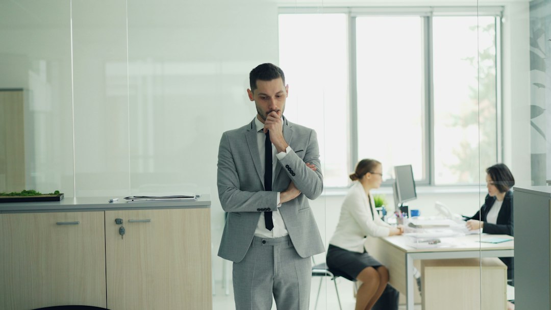 Εργαζόμενος σε επαγγελματικό περιβάλλον με άγχος και αυτοαμφισβήτηση