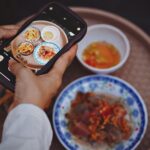 Άτομο φωτογραφίζει φαγητό με smartphone για τα social media