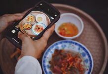 Άτομο φωτογραφίζει φαγητό με smartphone για τα social media