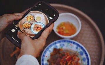 Άτομο φωτογραφίζει φαγητό με smartphone για τα social media