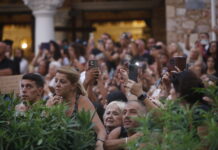 Γιώργος Μαζωνάκης: Μια νύχτα γεμάτη τραγούδια και δάκρυα στη Νίκαια – Σήμερα το τελευταίο αντίο