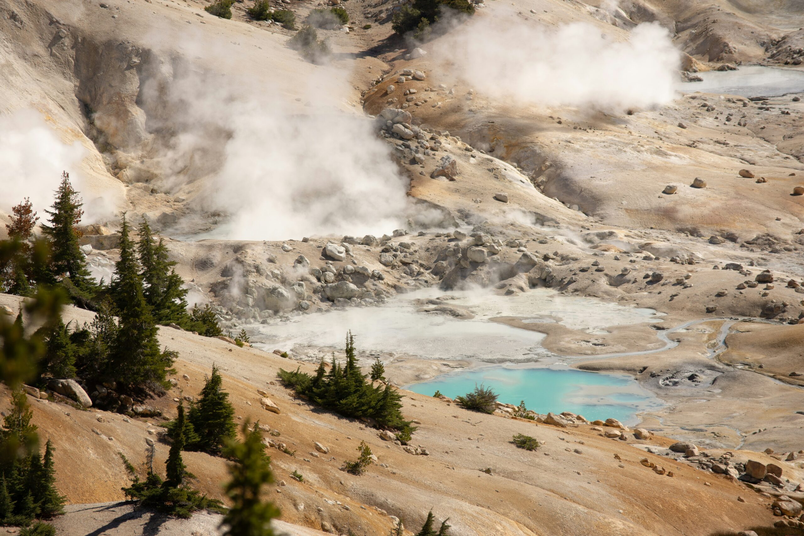 Θερμές γεωθερμικές πηγές στο Lassen Volcanic National Park στην Καλιφόρνια