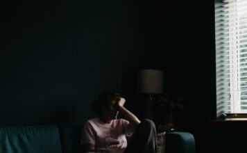 Άνθρωπος που ξεκουράζεται στον καναπέ