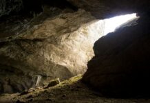 Εσωτερικό βραχώδους σπηλαίου