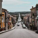 Ήσυχος δρόμος σε μικρή ευρωπαϊκή πόλη