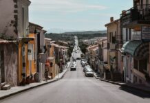 Ήσυχος δρόμος σε μικρή ευρωπαϊκή πόλη