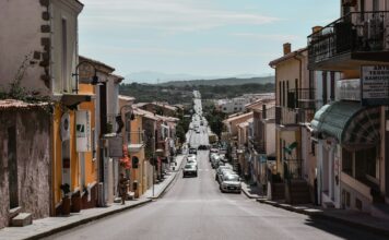Ήσυχος δρόμος σε μικρή ευρωπαϊκή πόλη