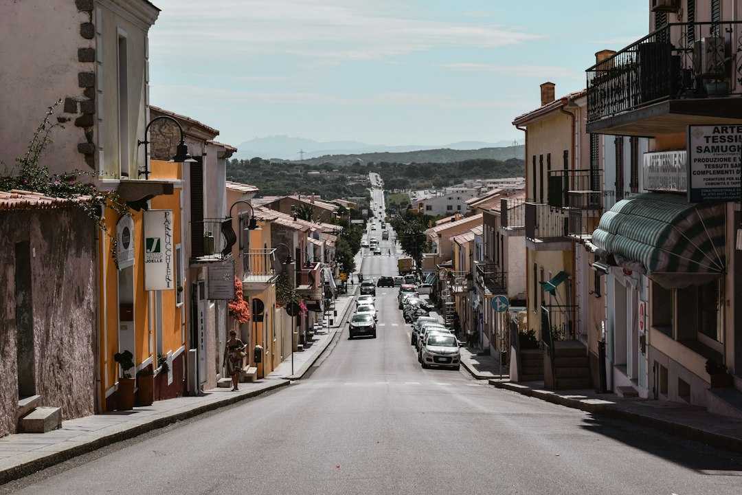 Ήσυχος δρόμος σε μικρή ευρωπαϊκή πόλη