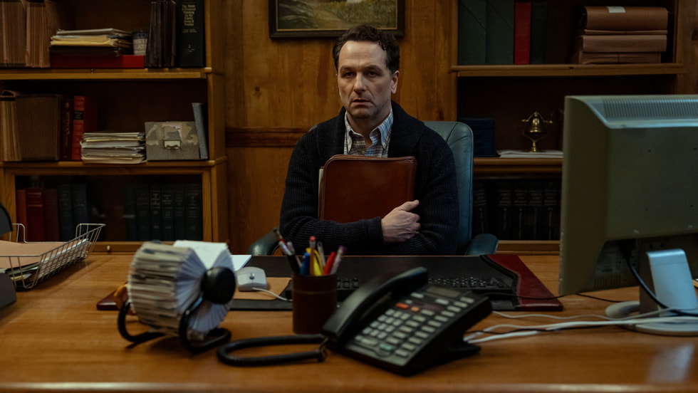 Ο Matthew Rhys ως Tom Loftis στο Widow’s Bay