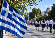 28η Οκτωβρίου: Πώς πληρώνεται η εργασία την αργία – Πότε ισχύει το 75% Ελληνική σημαία σε σκηνή εορτασμού της 28ης Οκτωβρίου – ψηφιακή εικονογράφηση