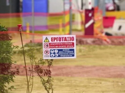 Η κεντρική πλατεία της Νέας Μάκρης κατά την έναρξη της βιοκλιματικής ανάπλασης τον Οκτώβριο 2026