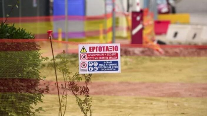 Η κεντρική πλατεία της Νέας Μάκρης κατά την έναρξη της βιοκλιματικής ανάπλασης τον Οκτώβριο 2026