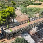Αεροφωτογραφία της μεταλλικής γέφυρας Bailey στην Καλλιτεχνούπολη κατά την εγκατάστασή της τον Σεπτέμβριο 2026