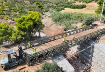 Αεροφωτογραφία της μεταλλικής γέφυρας Bailey στην Καλλιτεχνούπολη κατά την εγκατάστασή της τον Σεπτέμβριο 2026
