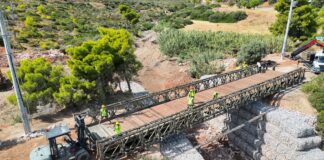 Αεροφωτογραφία της μεταλλικής γέφυρας Bailey στην Καλλιτεχνούπολη κατά την εγκατάστασή της τον Σεπτέμβριο 2026