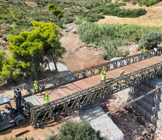 Αεροφωτογραφία της μεταλλικής γέφυρας Bailey στην Καλλιτεχνούπολη κατά την εγκατάστασή της τον Σεπτέμβριο 2026