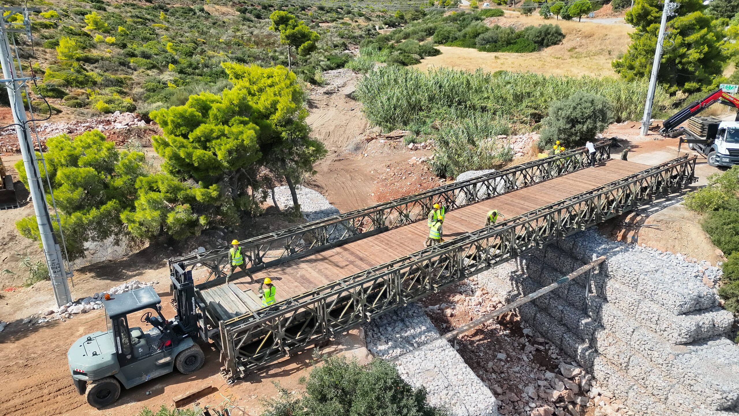 Αεροφωτογραφία της μεταλλικής γέφυρας Bailey στην Καλλιτεχνούπολη κατά την εγκατάστασή της τον Σεπτέμβριο 2026