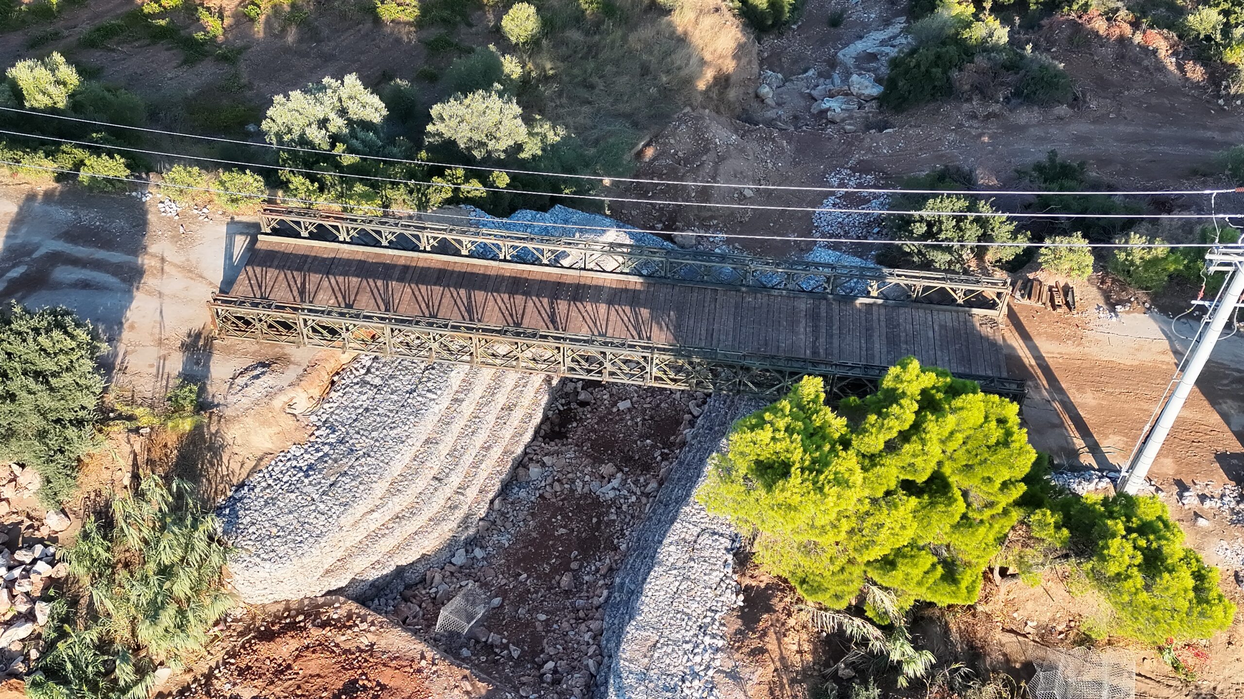 Δεύτερη αεροφωτογραφία της γέφυρας Bailey στην Καλλιτεχνούπολη Ραφήνας μετά την εγκατάστασή της