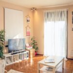 Airbnb: Τέλος στις αγγαρείες πριν φύγεις – Τι αλλάζει για τους επισκέπτες Φωτεινό καθιστικό κατοικίας, ενδεικτική φωτογραφία για τα καταλύματα Airbnb