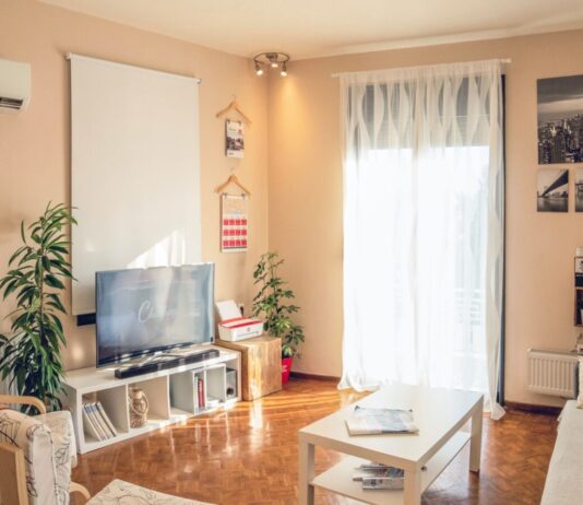 Φωτεινό καθιστικό κατοικίας, ενδεικτική φωτογραφία για τα καταλύματα Airbnb