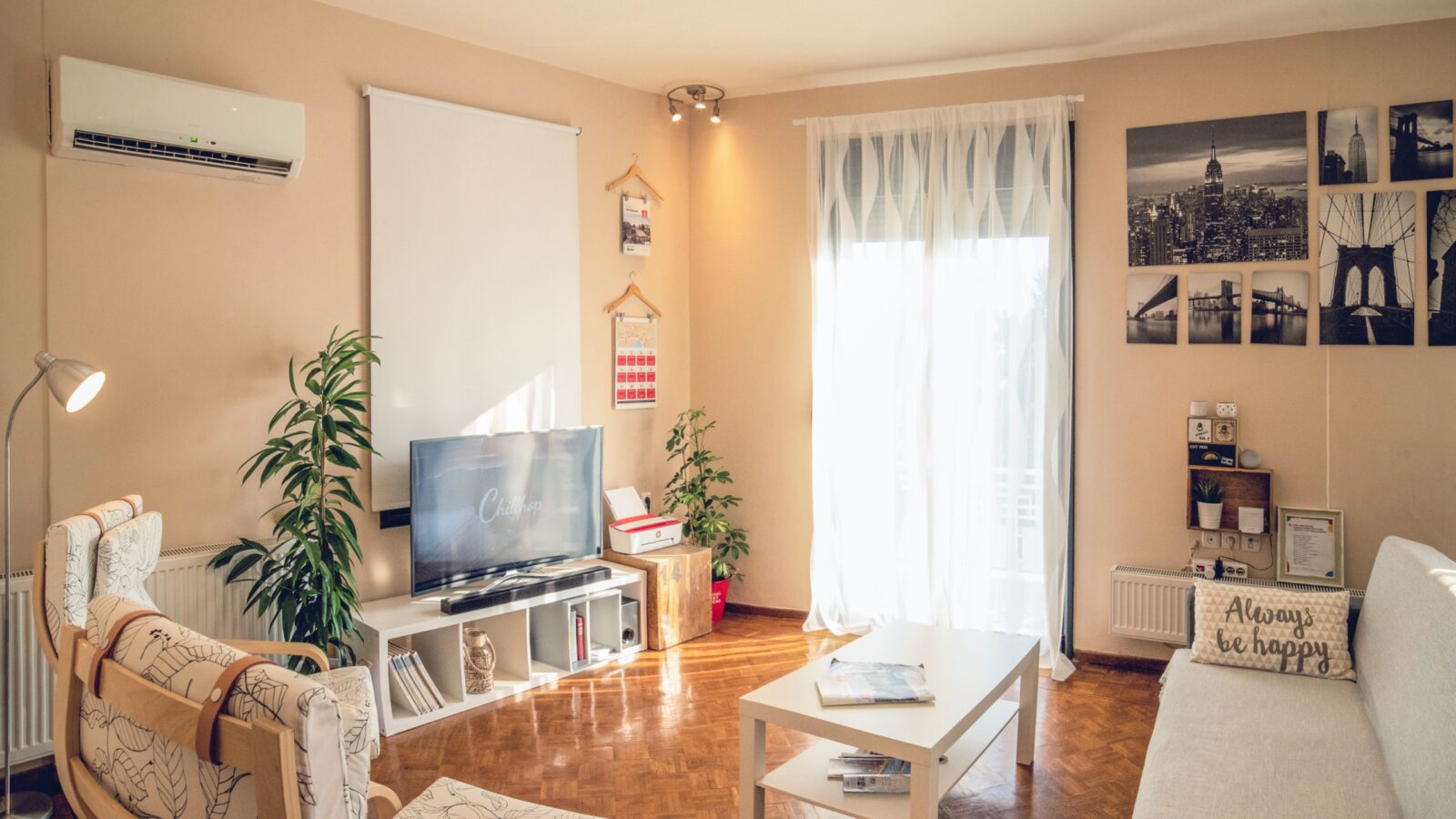 Φωτεινό καθιστικό κατοικίας, ενδεικτική φωτογραφία για τα καταλύματα Airbnb