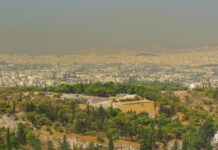Ατμοσφαιρική ρύπανση πάνω από την Αθήνα, σε πραγματική φωτογραφία από την Ακρόπολη το 2008