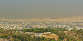 Ατμοσφαιρική ρύπανση πάνω από την Αθήνα, σε πραγματική φωτογραφία από την Ακρόπολη το 2008