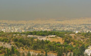 Ατμοσφαιρική ρύπανση πάνω από την Αθήνα, σε πραγματική φωτογραφία από την Ακρόπολη το 2008