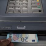 Αυτόματο μηχάνημα ανάληψης μετρητών ATM τραπεζικού καταστήματος