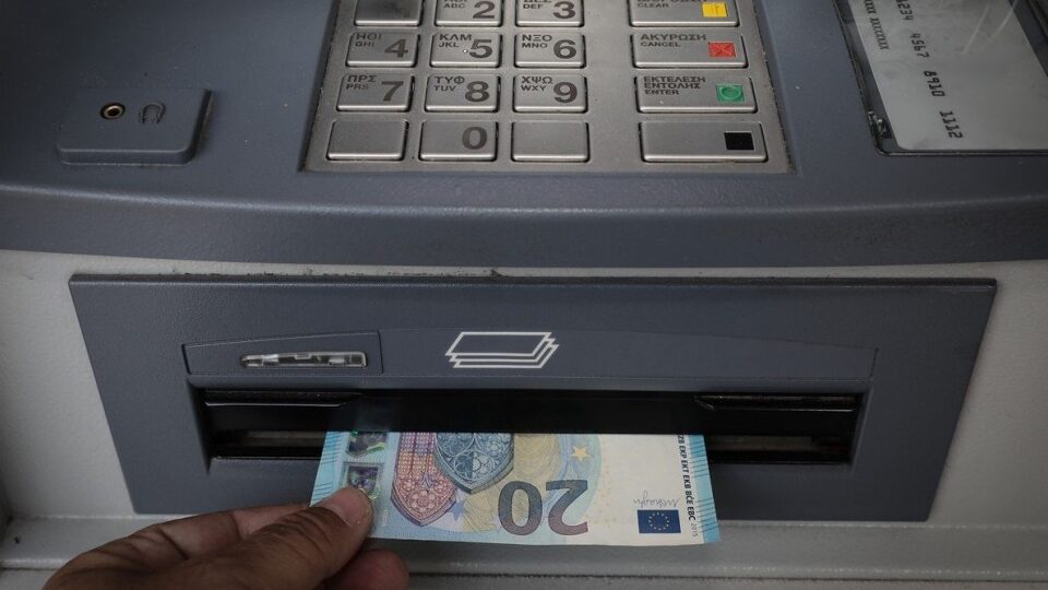 Αυτόματο μηχάνημα ανάληψης μετρητών ATM τραπεζικού καταστήματος