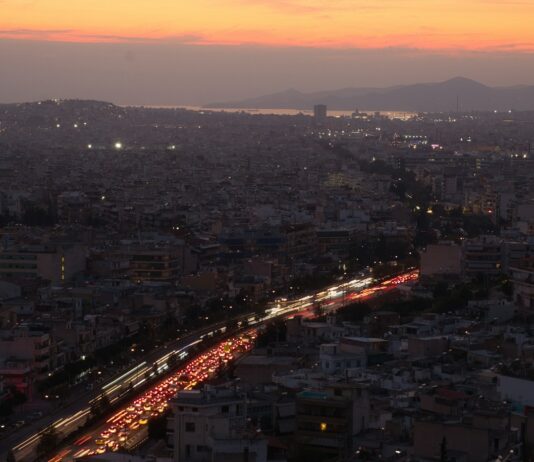 Αστική κυκλοφορία τη νύχτα – φωτογραφία αρχείου