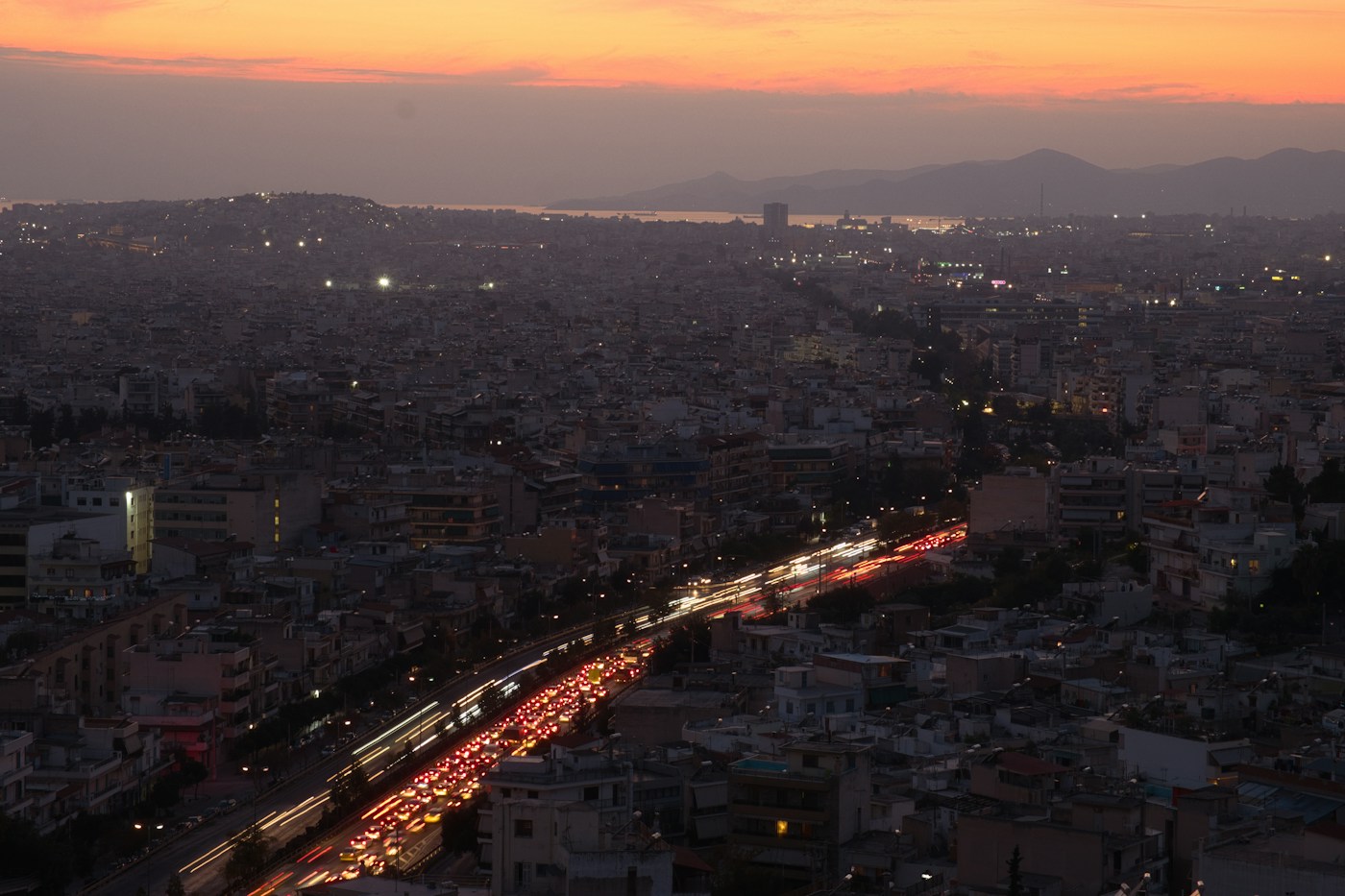 Αστική κυκλοφορία τη νύχτα – φωτογραφία αρχείου