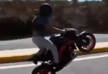 Μοτοσικλέτα μεγάλου κυβισμού σε δρόμο της Αττικής