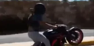 Μοτοσικλέτα μεγάλου κυβισμού σε δρόμο της Αττικής