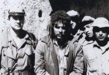 Ο Τσε Γκεβάρα μετά τη σύλληψή του στη Βολιβία το 1967