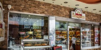 Εξωτερική όψη αρτοποιείου της αλυσίδας Χωριάτικο στην Αττική