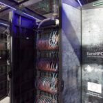 Ο ελληνικός υπερυπολογιστής Δαίδαλος με τις συστοιχίες εξοπλισμού και τα καλώδια στις εγκαταστάσεις του Λαυρίου
